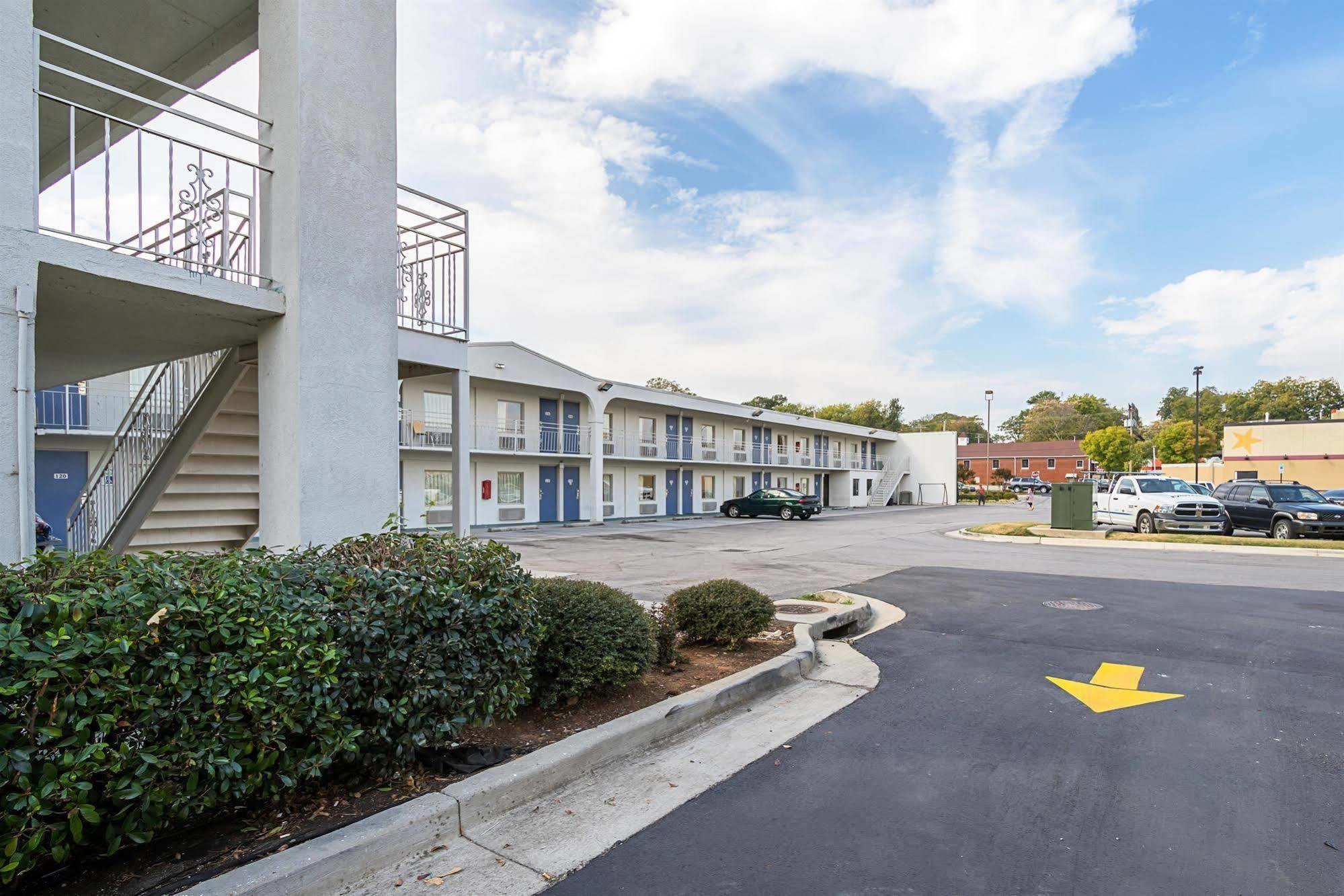Clarion Pointe Hotel