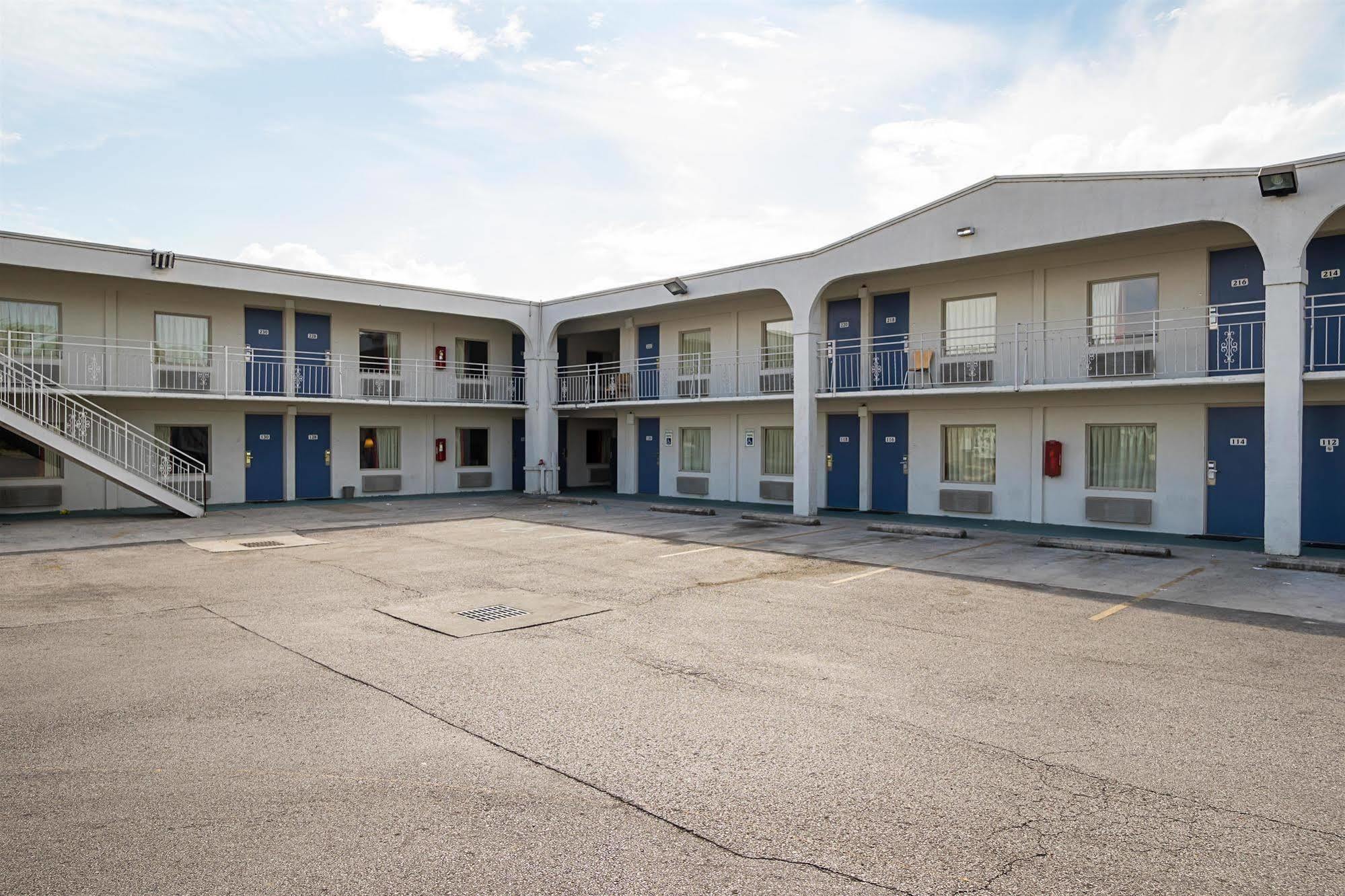 Clarion Pointe Hotel